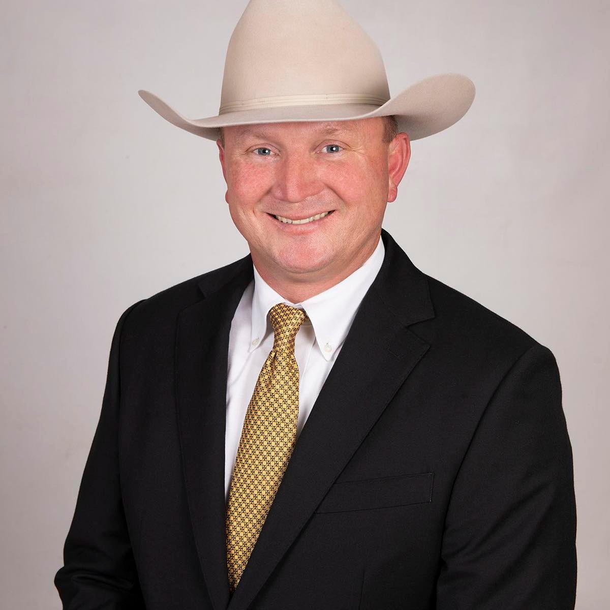 Sheriff Chuck Havard wearing a white cowboy hat.
